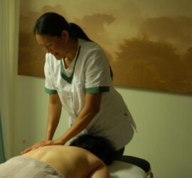 Thanut ger klassisk massage till en kund