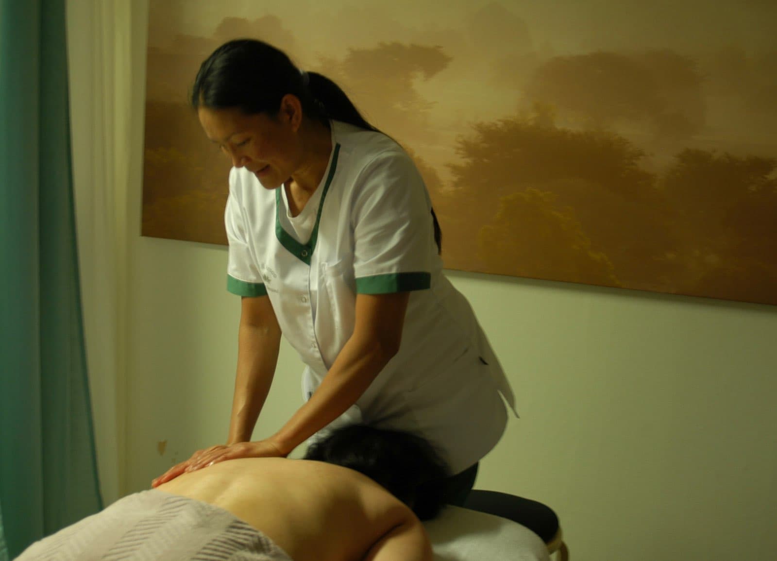 Thanut ger klassisk massage till en kund